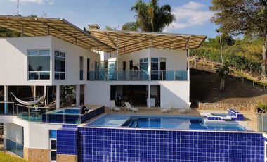 HERMOSA CASA FINCA LA MESA