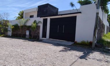 Casa sola con alberca en fracc. Granjas Mérida de Temixco