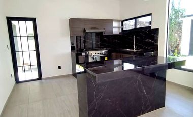 Casa sola con alberca en fracc. Granjas Mérida de Temixco
