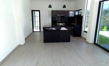 Casa sola con alberca en fracc. Granjas Mérida de Temixco