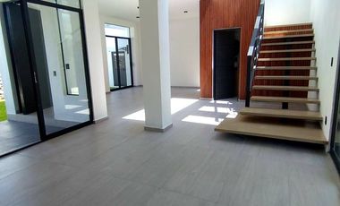 Casa sola con alberca en fracc. Granjas Mérida de Temixco