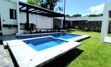 Casa sola con alberca en fracc. Granjas Mérida de Temixco