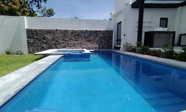 Casa sola con alberca en fracc. Granjas Mérida de Temixco