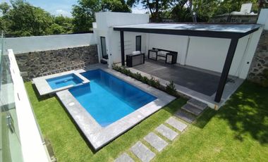 Casa sola con alberca en fracc. Granjas Mérida de Temixco