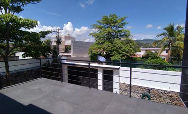 Casa sola con alberca en fracc. Granjas Mérida de Temixco