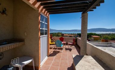 Casa de 3 niveles, en Senderos del Lago