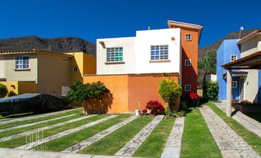 Casa de 3 niveles, en Senderos del Lago