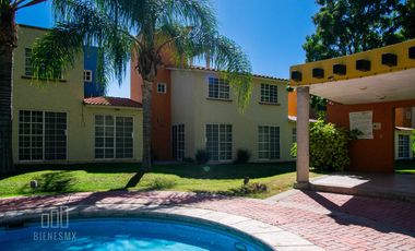 Casa de 3 niveles, en Senderos del Lago