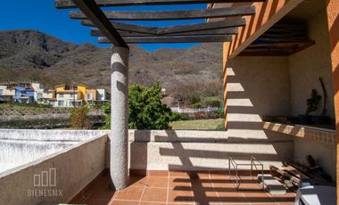Casa de 3 niveles, en Senderos del Lago
