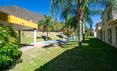 Casa de 3 niveles, en Senderos del Lago