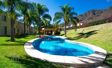 Casa de 3 niveles, en Senderos del Lago