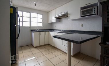 Casa de 3 niveles, en Senderos del Lago