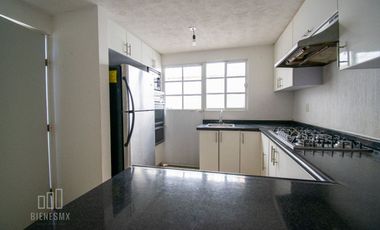 Casa de 3 niveles, en Senderos del Lago