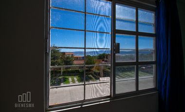 Casa de 3 niveles, en Senderos del Lago