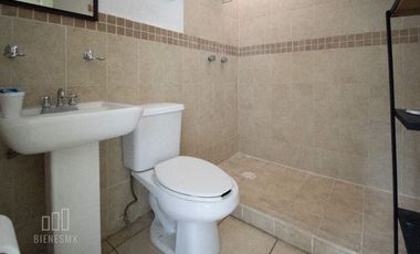Casa de 3 niveles, en Senderos del Lago