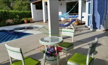VENDEMOS HERMOSA CASA CON PISCINA PRIVADA