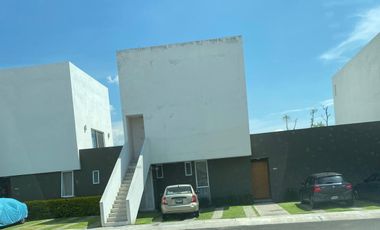 HERMOSA CASA EN EL MIRADOR FRENTE DE ZONA DE COMERCIO, HEB, COLEGIOS, ETC