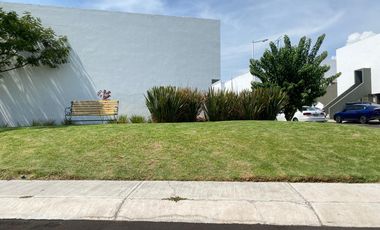HERMOSA CASA EN EL MIRADOR FRENTE DE ZONA DE COMERCIO, HEB, COLEGIOS, ETC