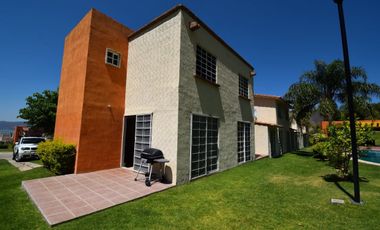 En Senderos de Lago, Amueblada, en Esquina