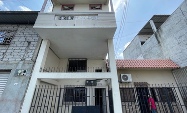En venta casa rentera en francisco de Marcos entre Babahoyo y Lizardo Garcia.