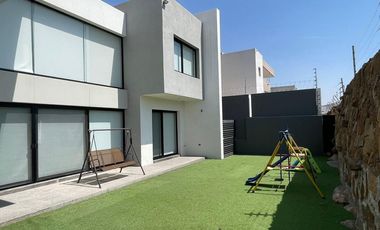 Casa en Renta Semi Amueblada en La Loma Club de Golf, 3 recamaras