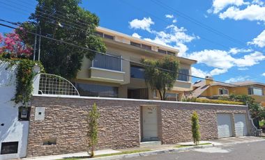 Casa 560 M2. + Terreno 500 M2.  (Urb. San Isidro)