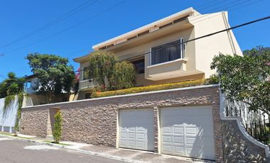 Casa 560 M2. + Terreno 500 M2.  (Urb. San Isidro)