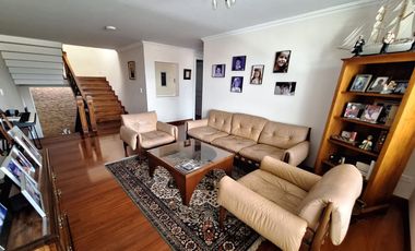 Casa 560 M2. + Terreno 500 M2.  (Urb. San Isidro)