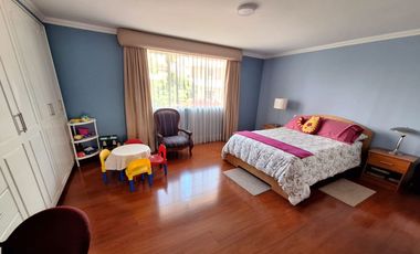 Casa 560 M2. + Terreno 500 M2.  (Urb. San Isidro)