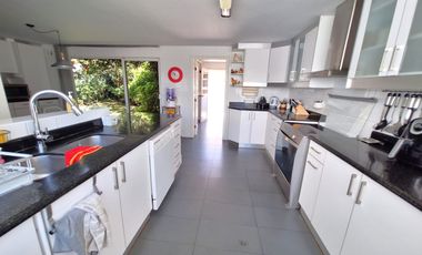 Casa 560 M2. + Terreno 500 M2.  (Urb. San Isidro)