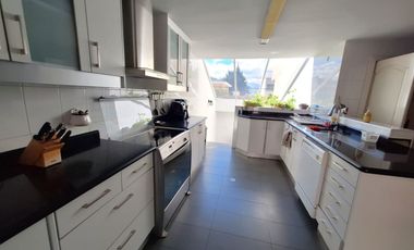 Casa 560 M2. + Terreno 500 M2.  (Urb. San Isidro)