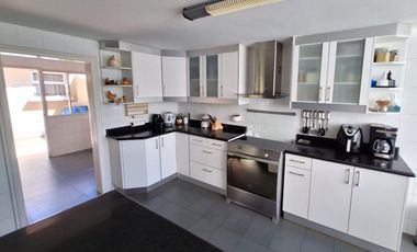 Casa 560 M2. + Terreno 500 M2.  (Urb. San Isidro)