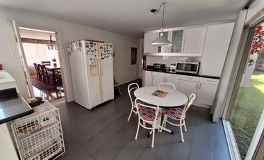 Casa 560 M2. + Terreno 500 M2.  (Urb. San Isidro)
