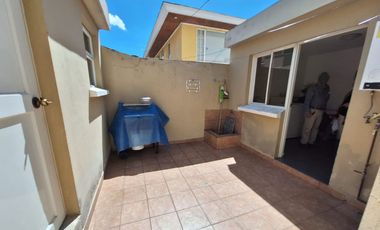 Casa 560 M2. + Terreno 500 M2.  (Urb. San Isidro)