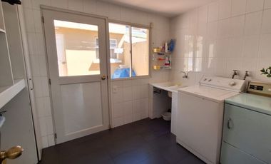 Casa 560 M2. + Terreno 500 M2.  (Urb. San Isidro)