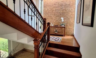Casa 560 M2. + Terreno 500 M2.  (Urb. San Isidro)
