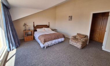 Casa 560 M2. + Terreno 500 M2.  (Urb. San Isidro)