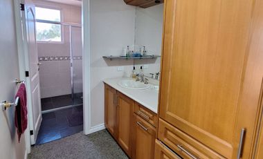 Casa 560 M2. + Terreno 500 M2.  (Urb. San Isidro)