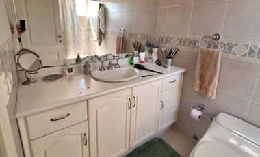 Casa 560 M2. + Terreno 500 M2.  (Urb. San Isidro)