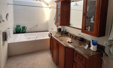 Casa 560 M2. + Terreno 500 M2.  (Urb. San Isidro)