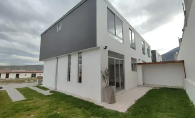 Amplias Casas en Venta de 110 m², 2 Parqueos en La Mitad del Mundo y Crédito Vip