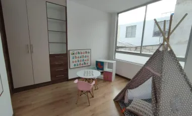 Amplias Casas en Venta de 110 m², 2 Parqueos en La Mitad del Mundo y Crédito Vip