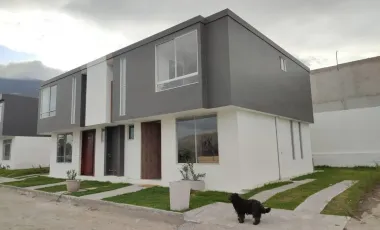 Amplias Casas en Venta de 110 m², 2 Parqueos en La Mitad del Mundo y Crédito Vip