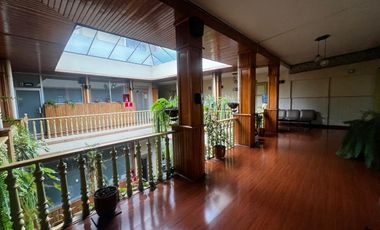 HERMOSA CASA EN VENTA  PATRIMONIAL y COLONIAL ubicada  EN EL CENTRO DE CUENCA SECTOR SAN SEBASTIAN