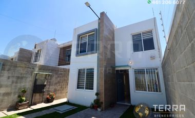SE VENDE CASA EN GRAN HACIENDA CELAYA GTO.  SOBRE AVENIDA 1 RECAMARA PLANTA BAJA Y DOS PLANTA ALTA cerca del colegio Rosenblueth Campus Universitario