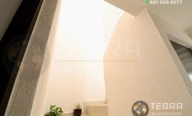 SE VENDE CASA EN GRAN HACIENDA CELAYA GTO.  SOBRE AVENIDA 1 RECAMARA PLANTA BAJA Y DOS PLANTA ALTA cerca del colegio Rosenblueth Campus Universitario