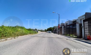 SE VENDE CASA EN GRAN HACIENDA CELAYA GTO.  SOBRE AVENIDA 1 RECAMARA PLANTA BAJA Y DOS PLANTA ALTA cerca del colegio Rosenblueth Campus Universitario