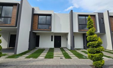 ¡Casa de dos niveles en fraccionamiento privado!