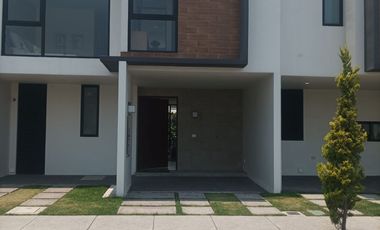 ¡Casa de dos niveles en fraccionamiento privado!