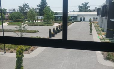 ¡Casa de dos niveles en fraccionamiento privado!